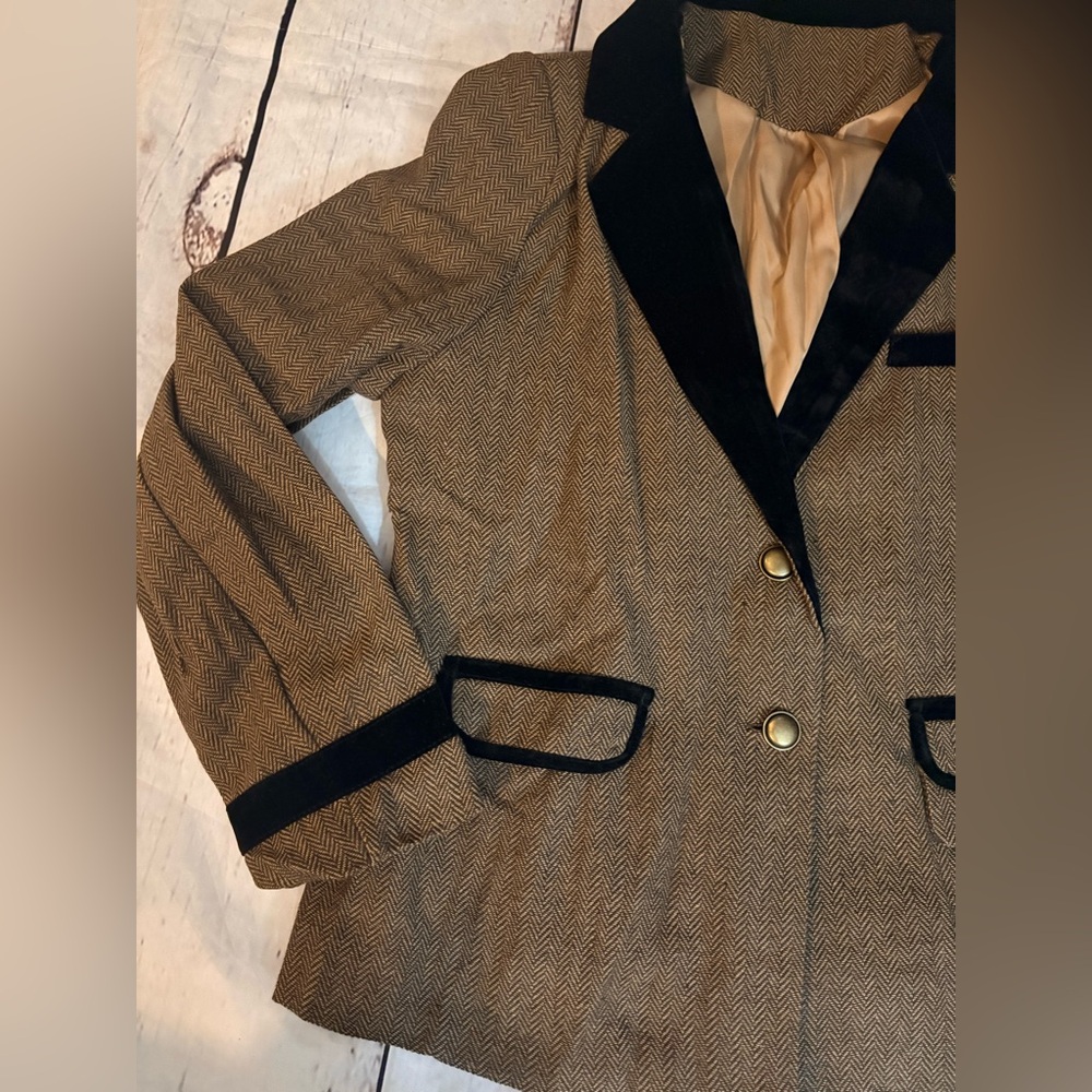Couture herringbone tweed blazer featuring contrast velvet accents, gold buttons - Picture 13 of 13